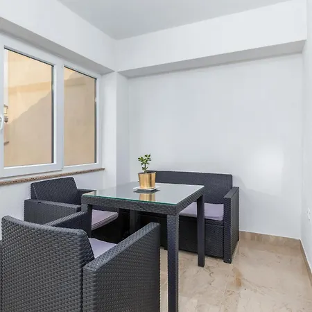 Appartement 1 Bedroom Awesome In Pula