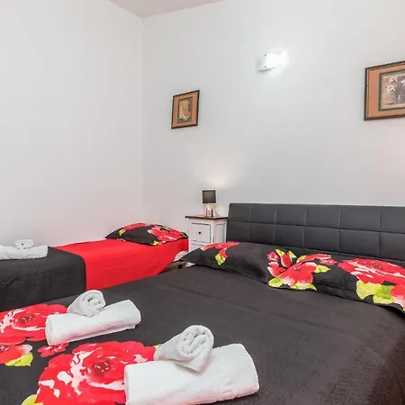 Appartement 1 Bedroom Awesome In Pula