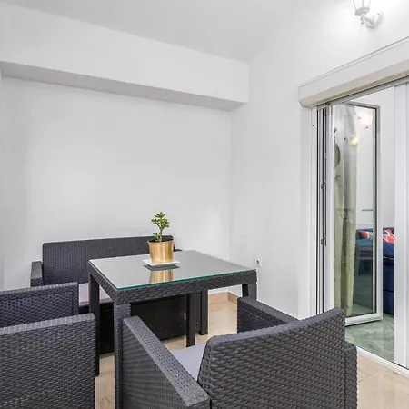 Appartement 1 Bedroom Awesome In Pula